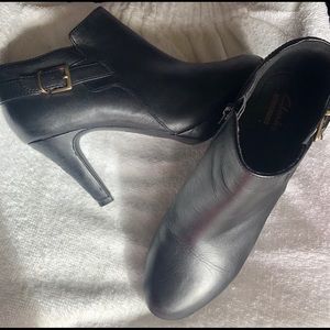 Clarks Women’s Sz:7.5 Black Leather Side Zip Boots